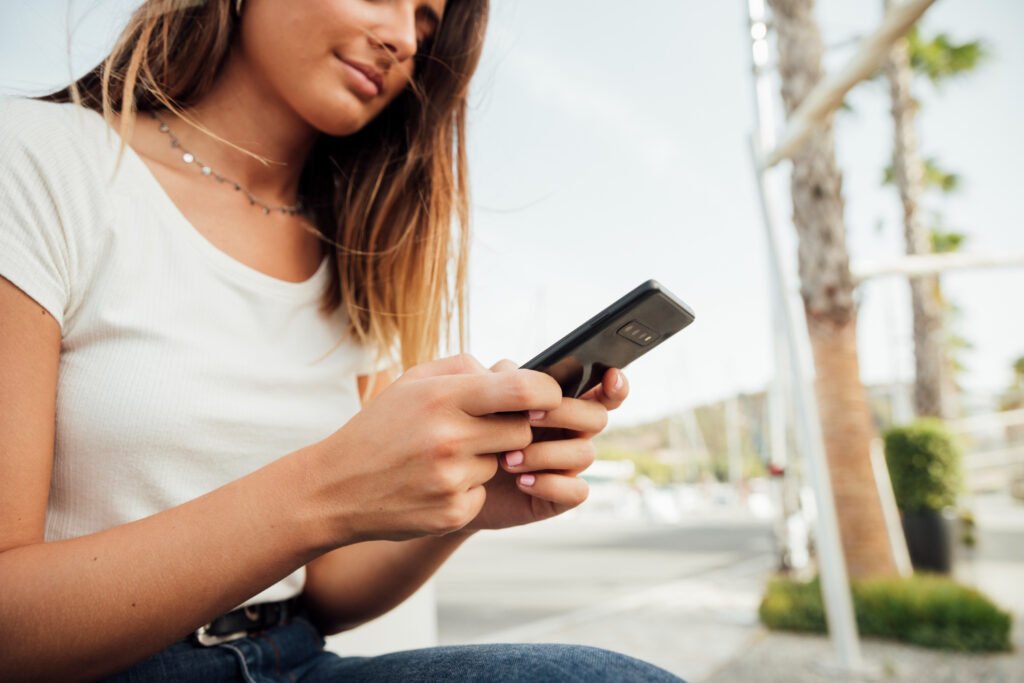 Mulher utilizando o celular